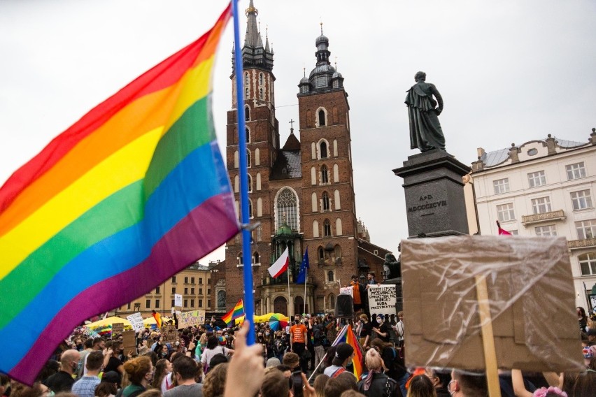 Kraków. "Nie ma ideologii LGBT, są tylko ludzie LGBT". Protest przeciwko "Karcie Rodziny" [ZDJĘCIA]