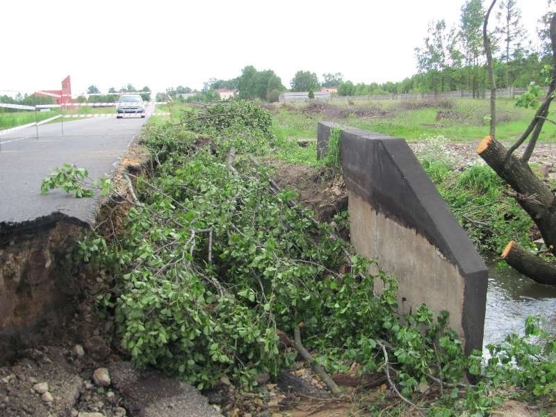 Zniszczona droga przy moście w Winownie