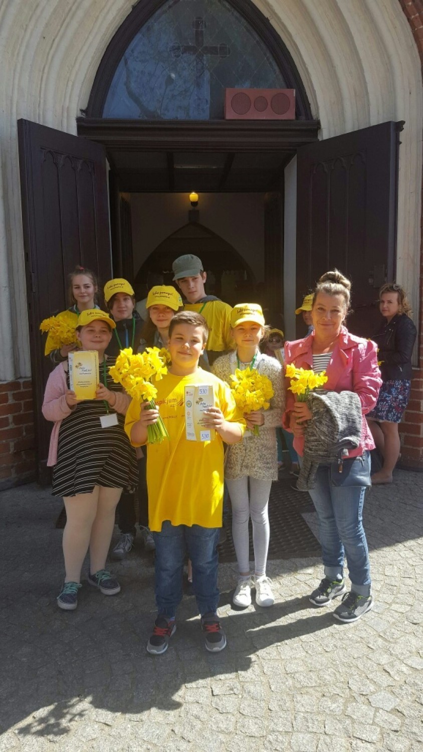  Pola Nadziei zakwitły w Pruszczu Gdańskim. Uczniowie-wolontariusze kwestowali na rzecz hospicjum [ZDJĘCIA]