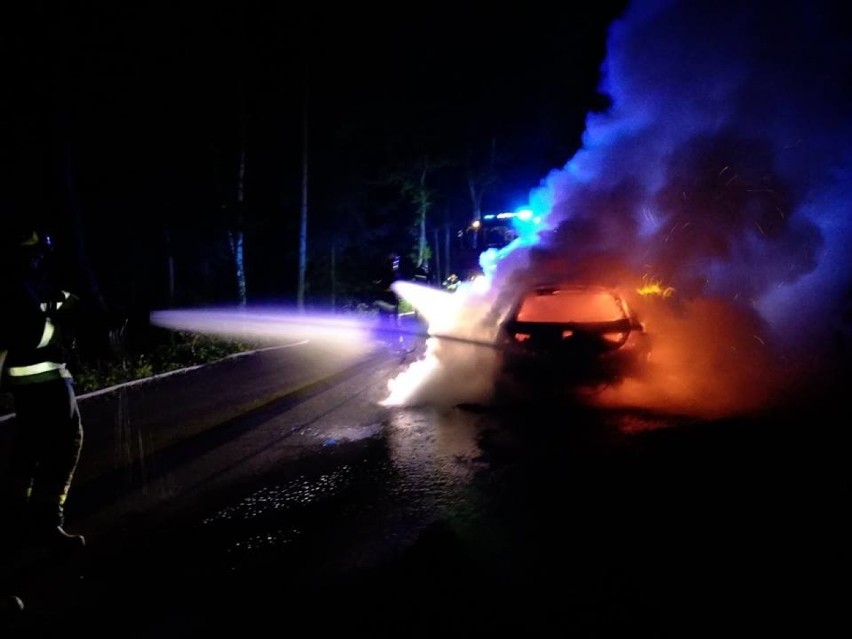 Nocny pożar samochodu