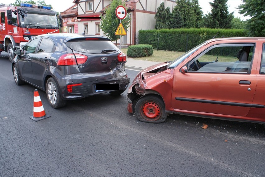 Zderzenie dwóch aut i motoroweru w Wieruszowie. Ranna została 17-latka [FOTO]