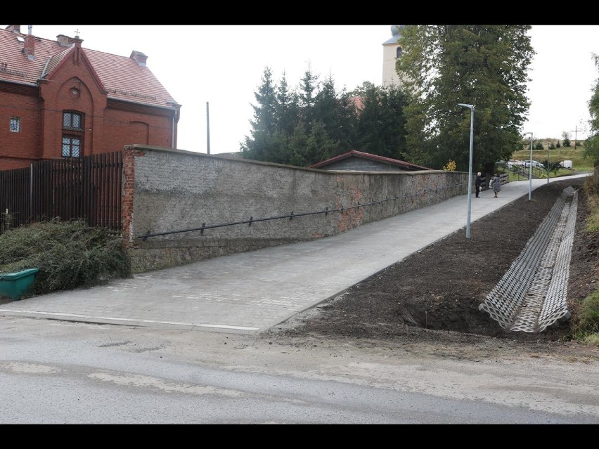 Stare Bogaczowice: Nowa droga obok kościoła w Gostkowie