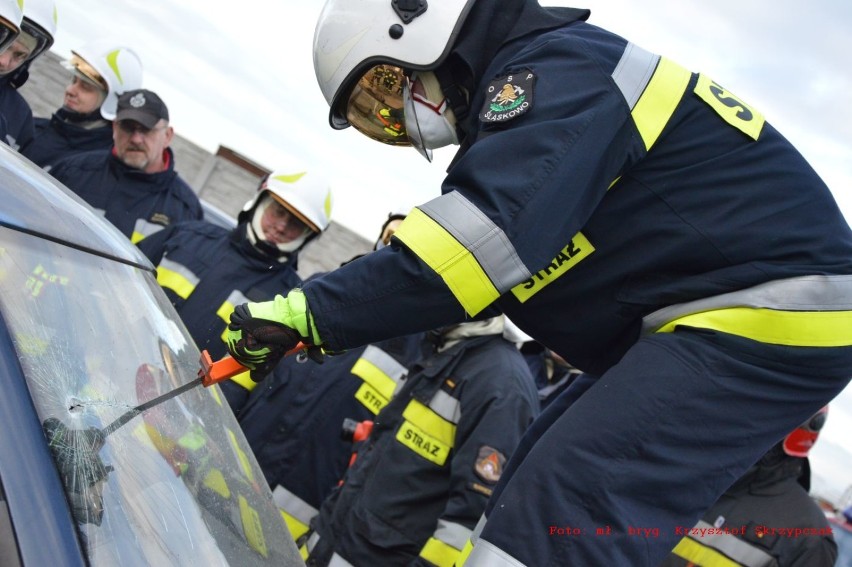 Rawicz. Strażacy z OSP "trenowali" na złomowisku uzyskiwanie dostępu do poszkodowanych pozostających we wrakach aut [ZDJĘCIA]