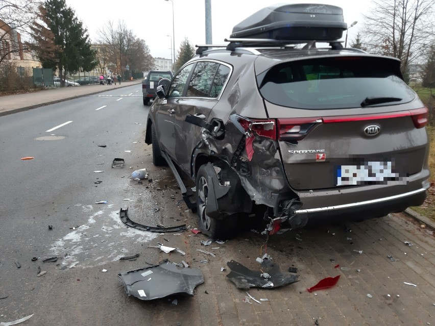 Poważna kolizja w Szczecinku. Auto wjechało w zaparkowany samochód [zdjęcia]