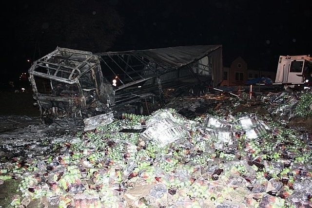 Bieruń: Wypadek na Warszawskiej. Spłonął TIR [ZDJĘCIA]