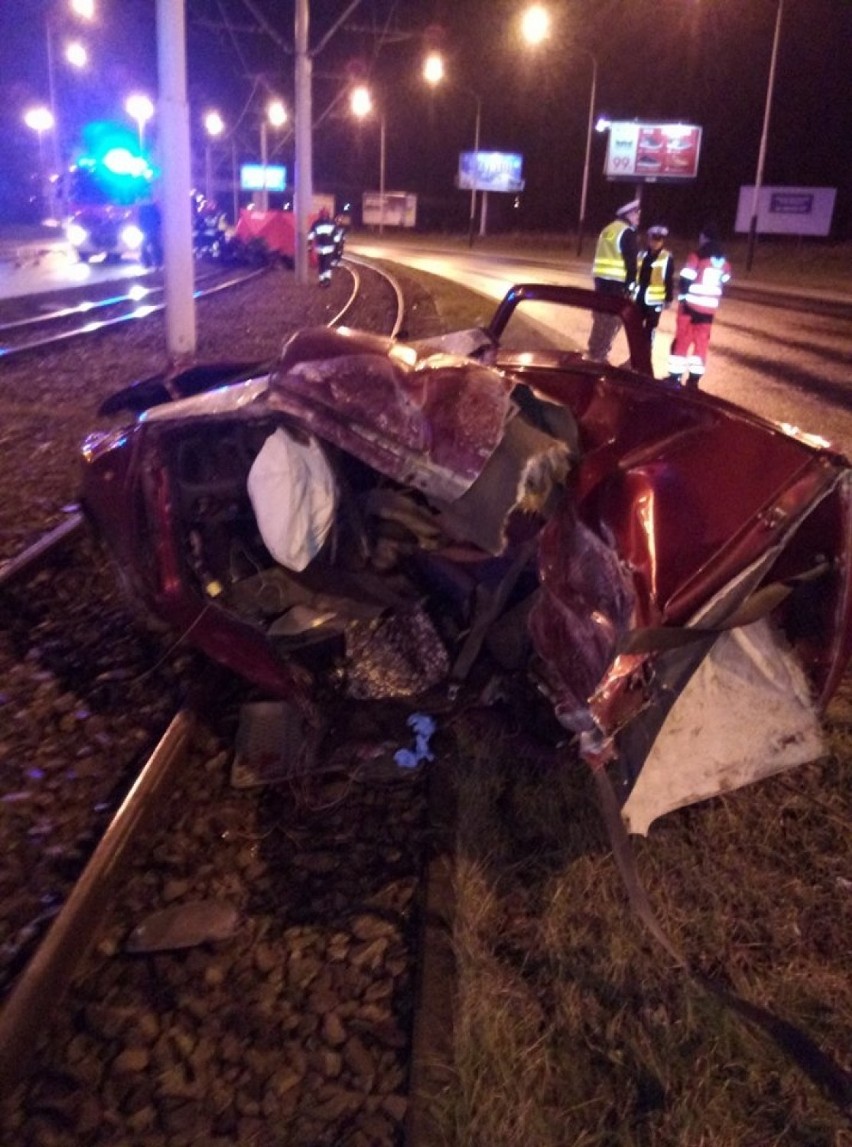 Śmiertelny wypadek na al. Włókniarzy w Łodzi. Jedna osoba zginęła [ZDJĘCIA]