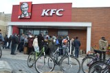 KFC organizuje 28 listopada akcję promocyjną i w całej Polsce w swoich lokalach rozdawać będzie darmowe kubełki z kurczakami