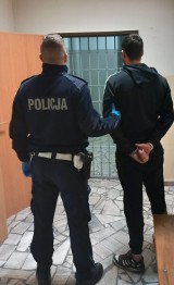 Uciekał lasem przed policją, aż w końcu rozbił auto na płocie posesji w Górze. Okazało się, że był pijany i… wiózł trzeźwą pasażerkę