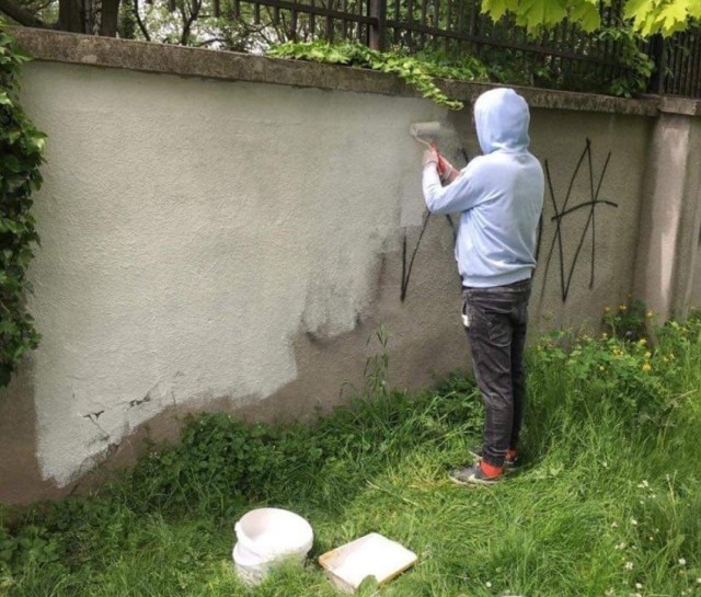 Dwaj mężczyźni, którzy zbezcześcili mur frontowy okalający zabytkowy cmentarz żydowski w Oświęcimiu, umieszczając na nim symbole nazistowskie: litery SS oraz swastykę oraz trzeci, który zdewastował boczny fragment muru za pomocą umieszczonych tam napisów, a także monument upamiętniający przedwojenną Wielką Synagogę przy ul. Berka Joselewicza naprawili zniszczenia i "pobrali nauki" w Centrum Żydowskim