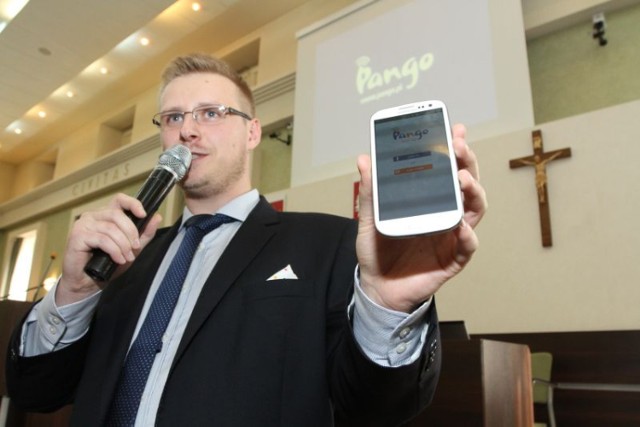 Marcin Muller z firmy Pango prezentuje nowy system płacenia przez telefon za parkowanie w Kielcach.