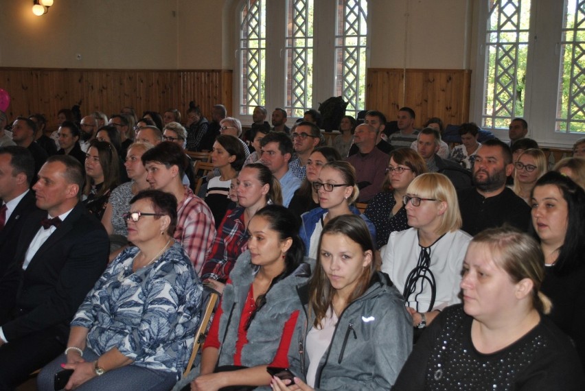 Wolsztyn: pierwszoklasiści ze Szkoły Podstawowej nr 1 pasowani na uczniów