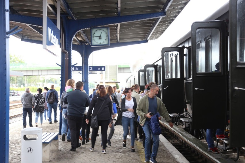 Specjalny pociąg retro przemierzał dziś trzykrotnie trasę z Wolsztyna do Kębłowa.