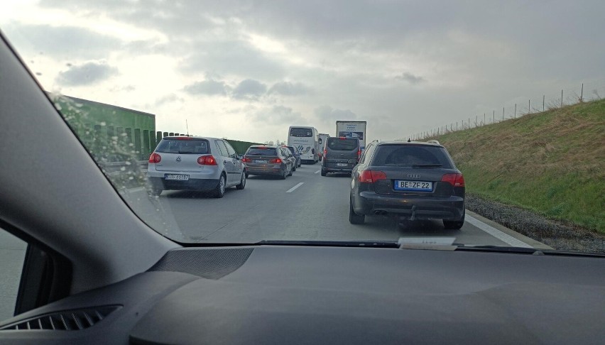 Autostrada A4 stoi w korkach. Wypadki, kolizje, utrudnienia i zatory co kilkadziesiąt kilometrów! [ZDJĘCIA, MAPY]