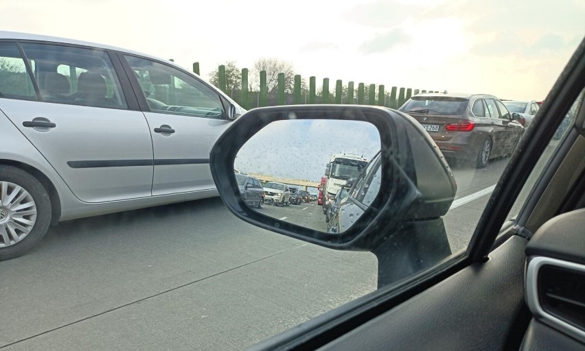 Autostrada A4 stoi w korkach. Wypadki, kolizje, utrudnienia i zatory co kilkadziesiąt kilometrów! [ZDJĘCIA, MAPY]