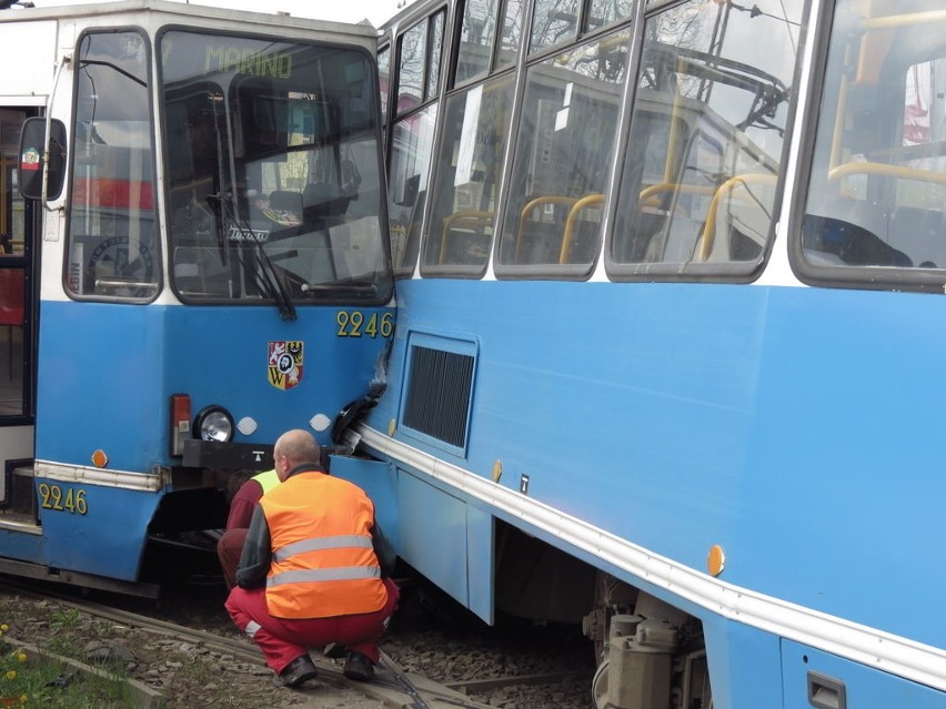 Wrocław: Zderzenie tramwajów na Żmigrodzkiej (ZDJĘCIA)