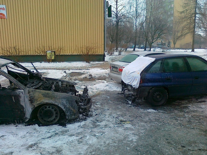 Na ul. Rzeckiego w Lublinie spłonęły dwa samochody (FOTO)