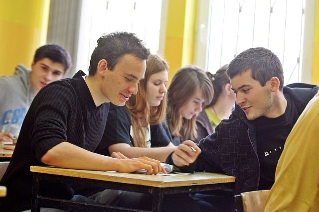 Kamil Grzybowski (z lewej) i Piotr Bojnowski z kl. IIIa z VIII LO przy ul. Zaporoskiej chcą, by próbne matury trafiły do ich szkoły