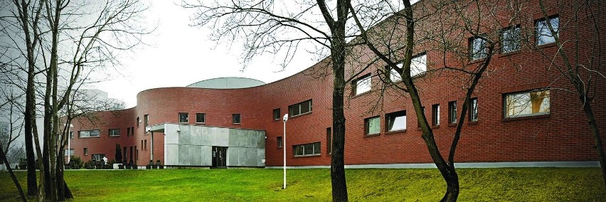 Budynek gimnazjum i centrum kultury w podwarszawskiej...