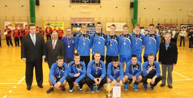 Zwycięska drużyna turnieju w Turku, SMS Nafta Piła. Z lewej prezes Wielkopolskiego Związku Piłki Siatkowej, Damian Gapiński