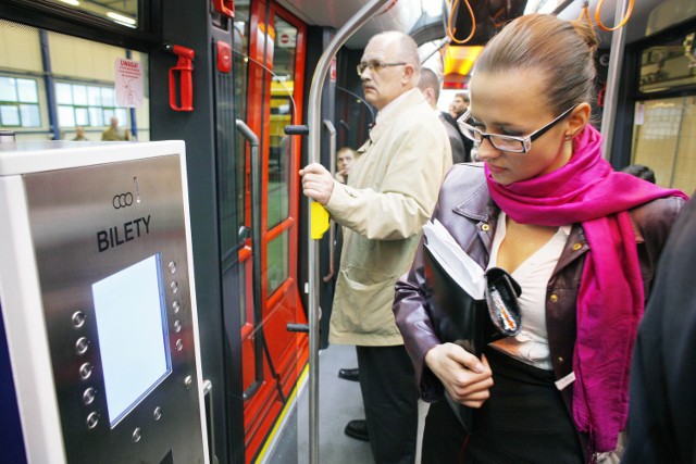 Dzisiaj w biletomatach w tramwajach i autobusach możemy kupić tylko skasowany bilet