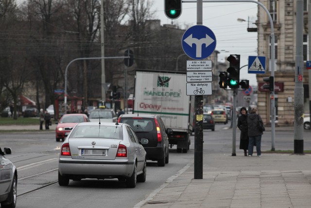 Kierowcy lekceważą zakaz jazdy na wprost na ul. Kilińskiego.