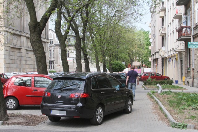 Na przeciwko sądu kierowcy parkują nawet na chodnikach.