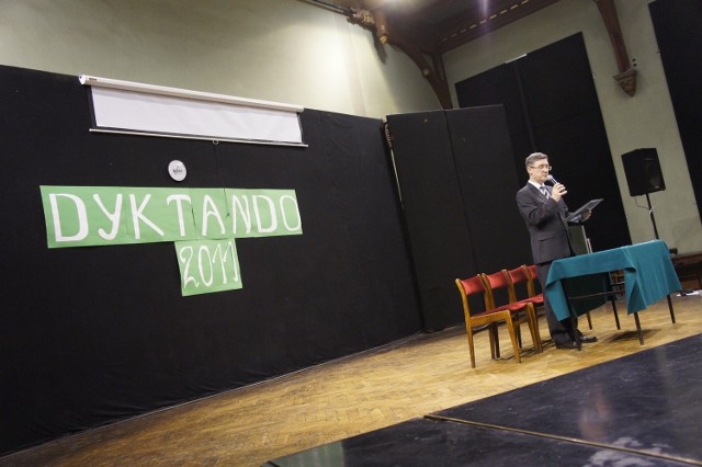 Uczniowie pisali dyktando, którego organizatorem jest I Liceum Ogólnokształcące im. Karola Marcinkowskiego