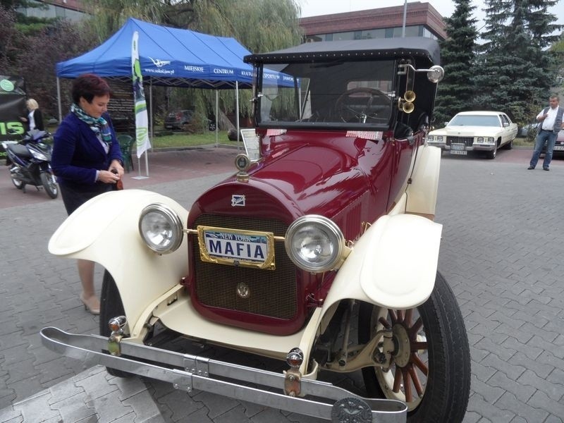 Buick Touring z 1918 na prąd przyjechał do Jaworzna [ZOBACZ]