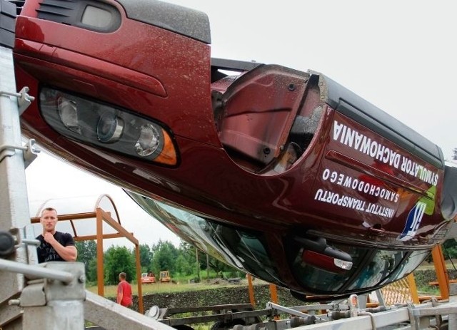 W symulatorze dachowania można na &#8222;własnej skórze&#8221; odczuć skutki brawurowej jazdy