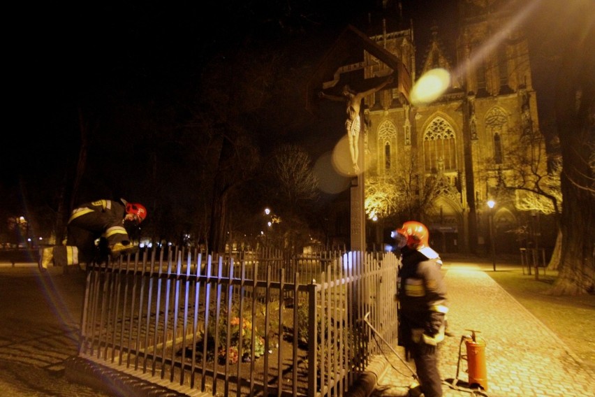 Wrocław: Płonął krzyż pod kościołem św. Michała Archanioła (ZDJĘCIA)