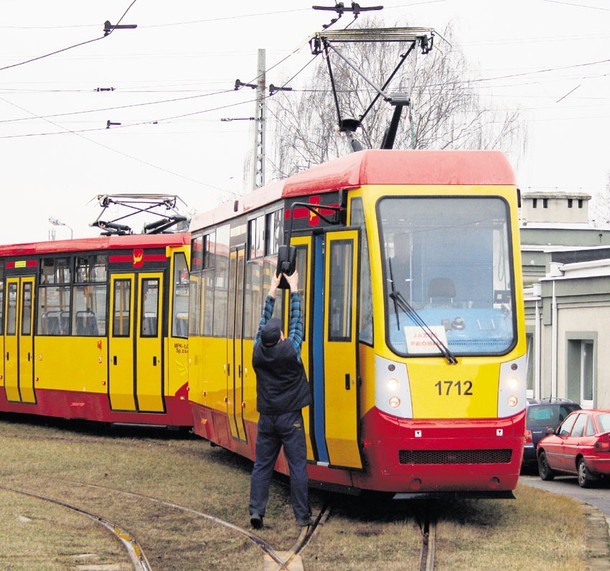 Modernizowane tramwaje nie mają niskiego członu i klimatyzacji ze względów finansowych - tłumaczy MPK.