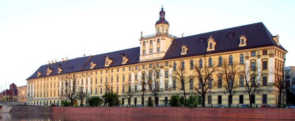 Uniwersytet Wrocławski najpierw przelał omyłkowo pieniądze...