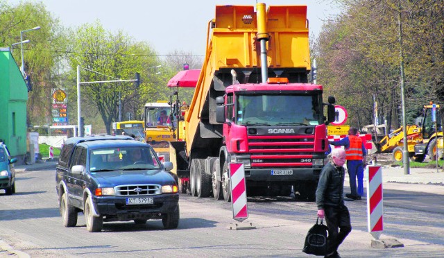 Na szczęście drogowcy kończą poszerzanie ul. Szujskiego (na zdjęciu). Bo po świętach ruszają kolejne duże remonty ulic