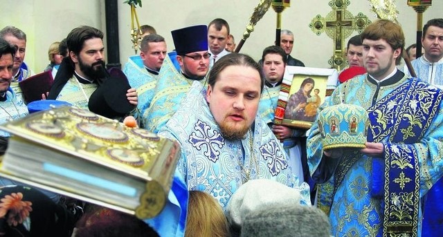 Niedziela, lubelska prawosławna katedra Przemienienia Pańskiego. Uroczysta procesja w czasie liturgii.