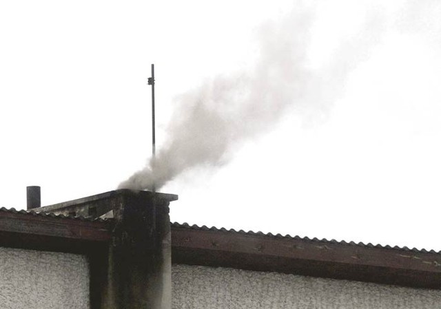 Gryzące smugi dymu to efekt spalania śmieci w piecach.