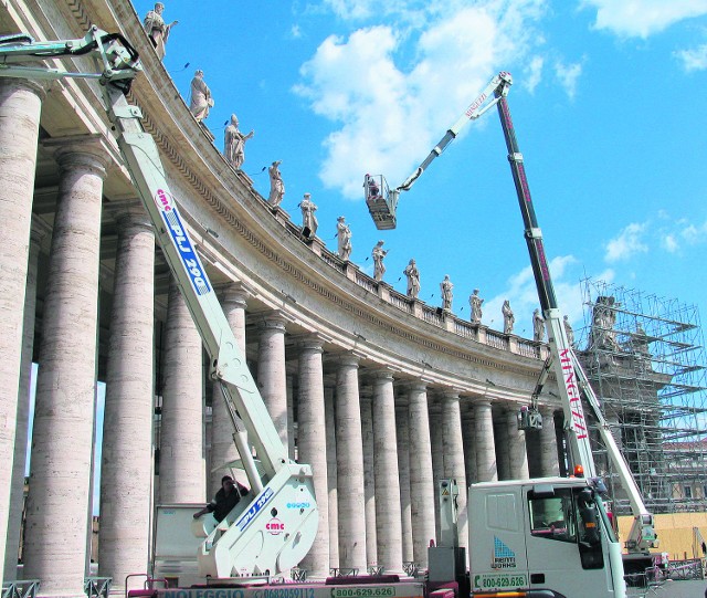 Ostatnie prace odnawiające kolumnadę Berniniego na placu Świętego Piotra w Watykanie