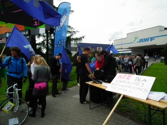 W 2012 roku studenci poznańskiej AWF protestowali przeciwko uwolnieniu zawodu trenera