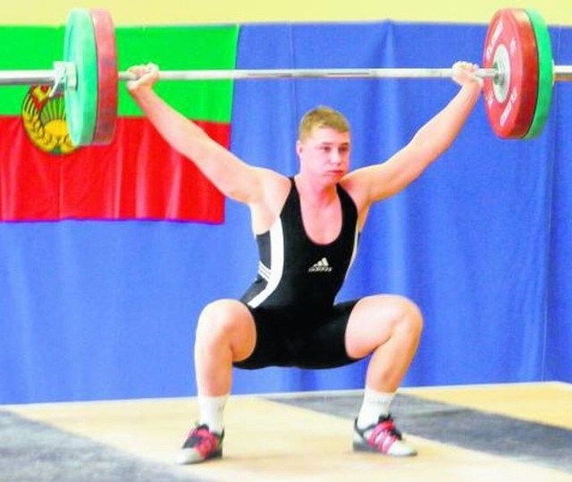 Jakub Kuffel z Promienia Opalenica zwyciężył w wadze 85 kg z wynikiem 222 kg (98+124)