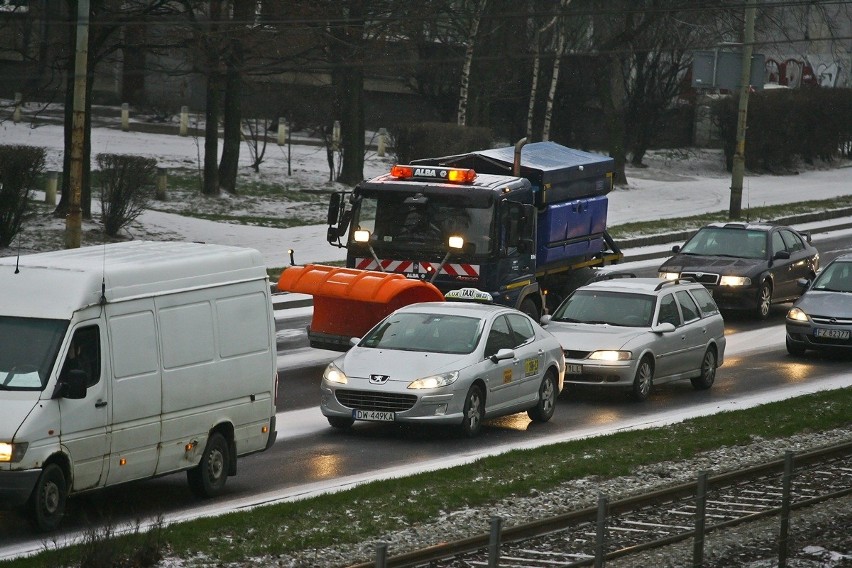 Zima we Wrocławiu: ciężkie pługi w Rynku. Wciąż będzie padać, czeka nas gołoledź (ZDJĘCIA)