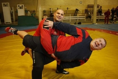 Łukasz Banak wynosi starego mistrza sumo Jacka Jaracza. A to 130 kg niezwykle żywej wagi