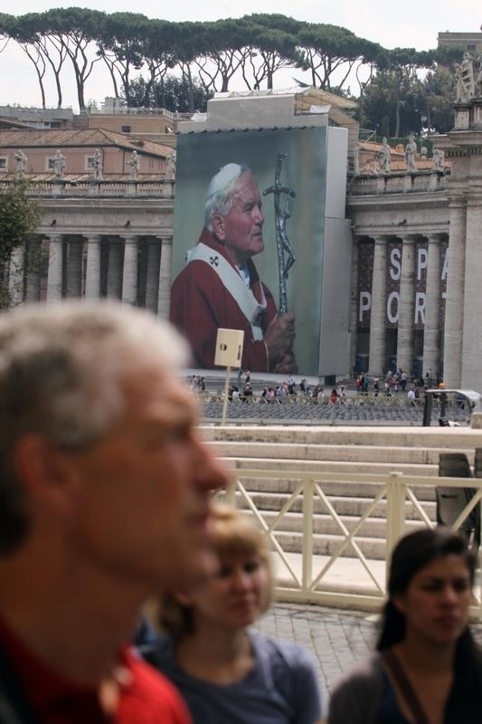 Kilkumetrowy papież na wystawie w Rzymie [ZDJĘCIA]