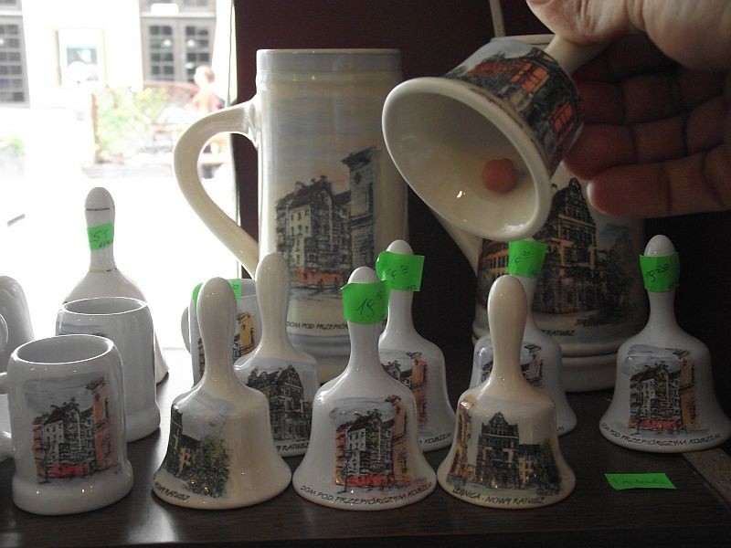 Ceramiczne dzwoneczki sprzedawane są w Legnicy