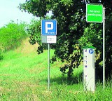 Poznań: Na Jeżycach parkomat stoi w trawie