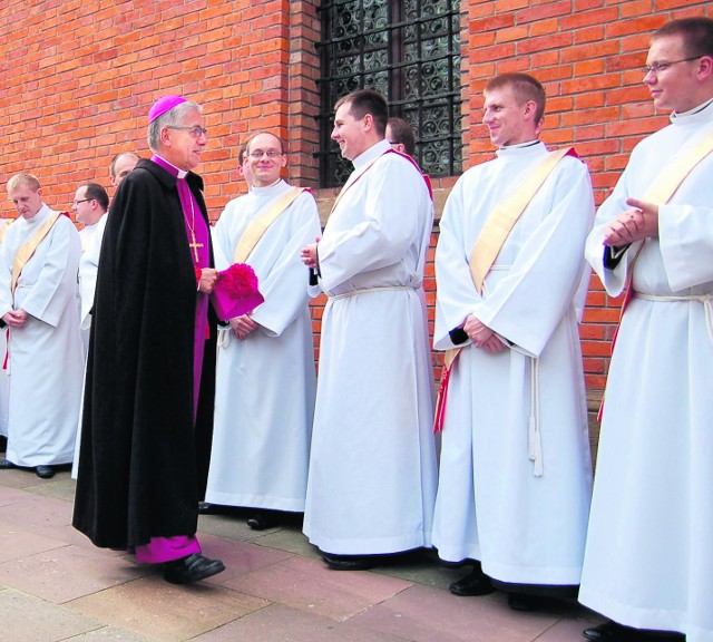 Bp Skworc z przyszłymi kapłanami tuż przed święceniami