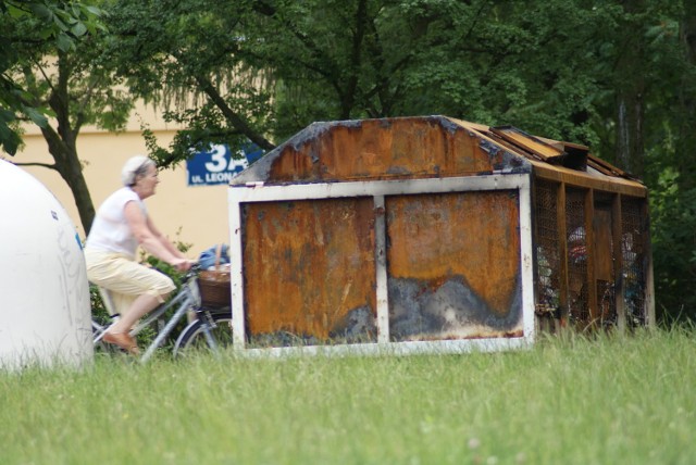 Ul. Leonarda. Tam podpalono kontener na smieci