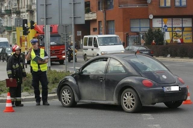 Wrocław: Volkswagen dachował na Traugutta (ZDJĘCIA)