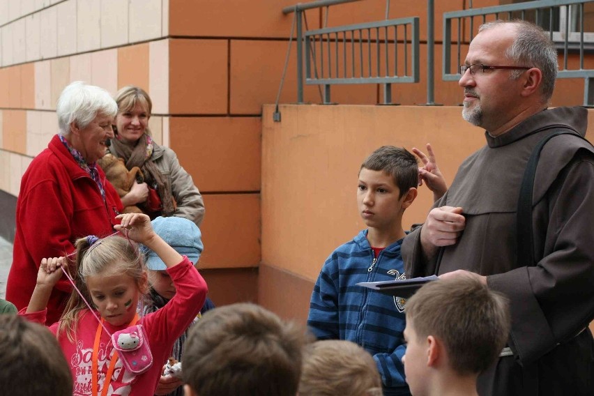 Dzień zwierząt we Wrocławiu: Wodą święconą kropili psy, koty i... biedronki (ZDJĘCIA)