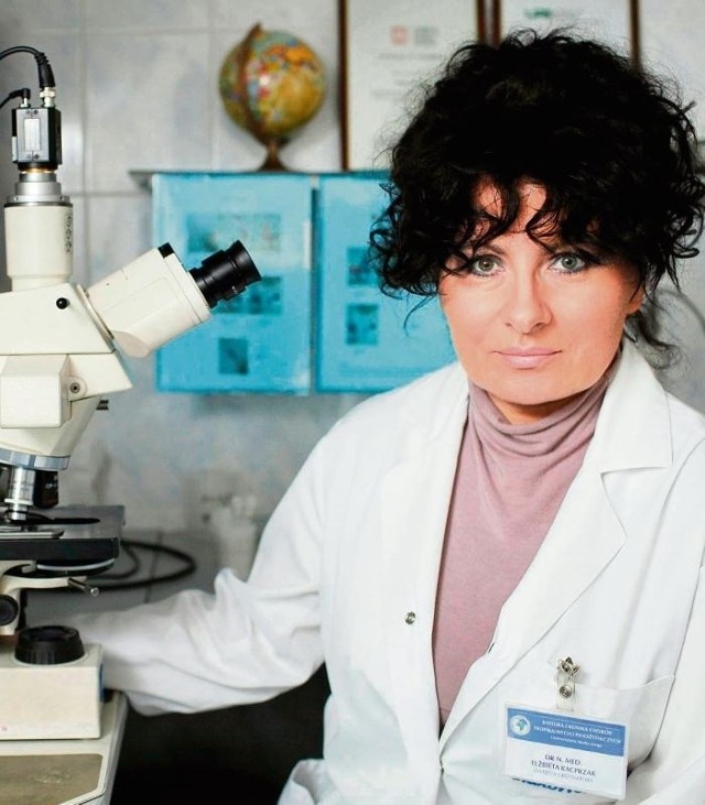 Dr med. Elżbieta Kacprzak w klinicznym laboratorium, gdzie wykrywa się groźne choroby tropikalne