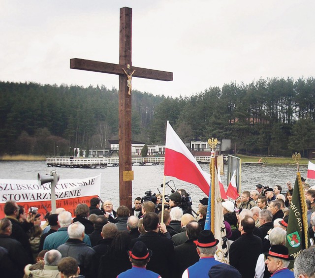 Nowy krzyż upamiętniający por. Dambka, postawiony przy jeziorze, ma zostać rozebrany