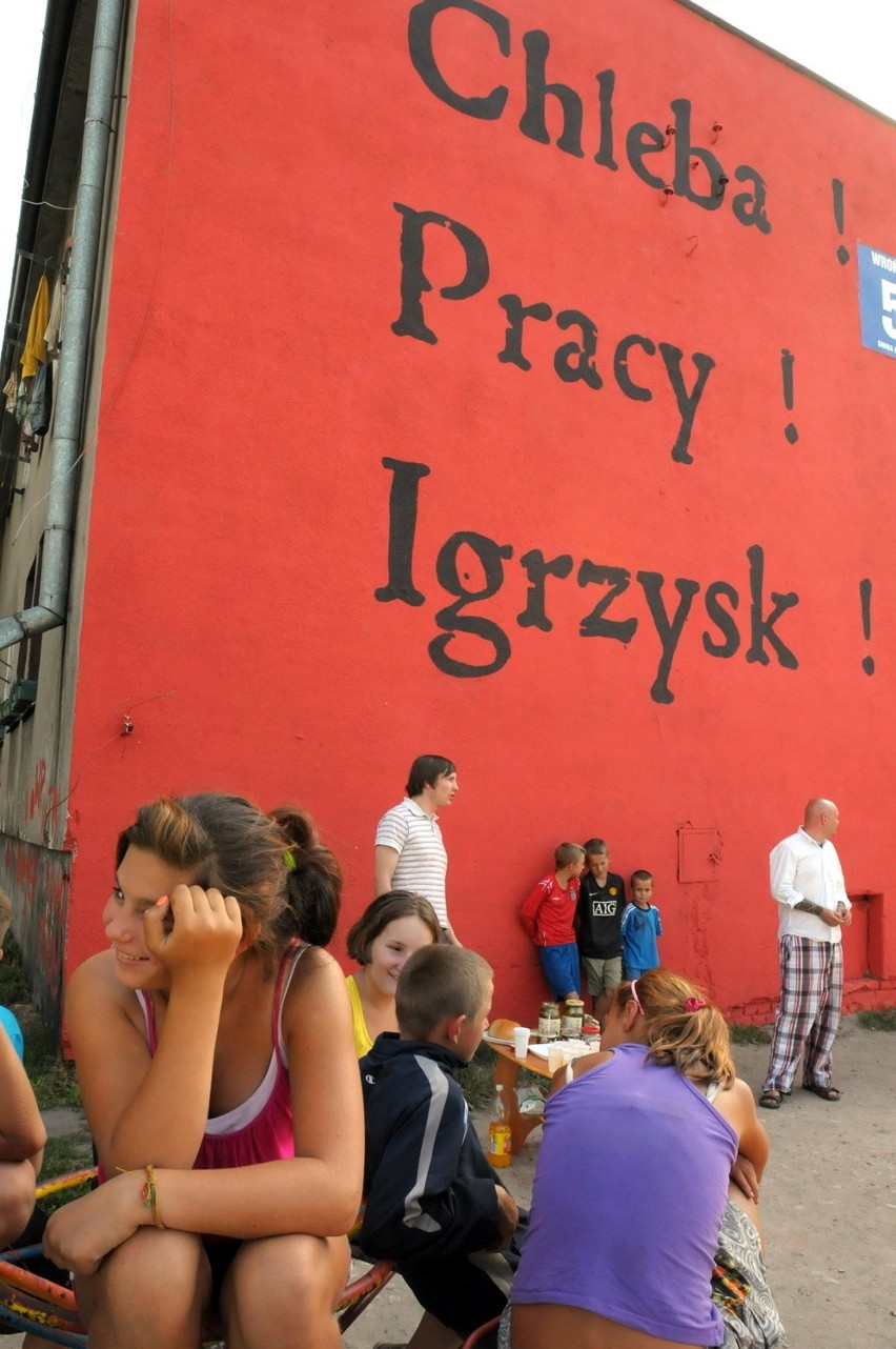 Mural na Wrońskiej: Artystyczny głos w sprawie wykluczonych (FOTO)